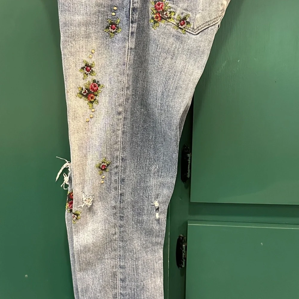 GUESS! - Picture 7 of 7